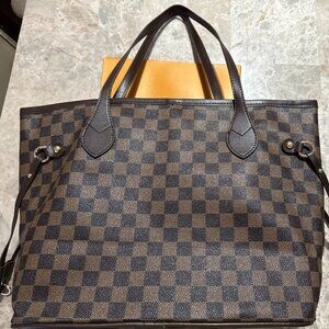 Brand New Checkered Fashion Tote with Pouch INCLUDED!